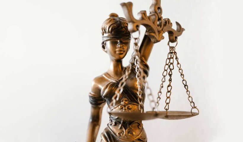 blind lady justice statue in law office picjumbo com 1 생명보험 재해와 손해보험 상해의 가장 큰 차이, 완벽 총정리