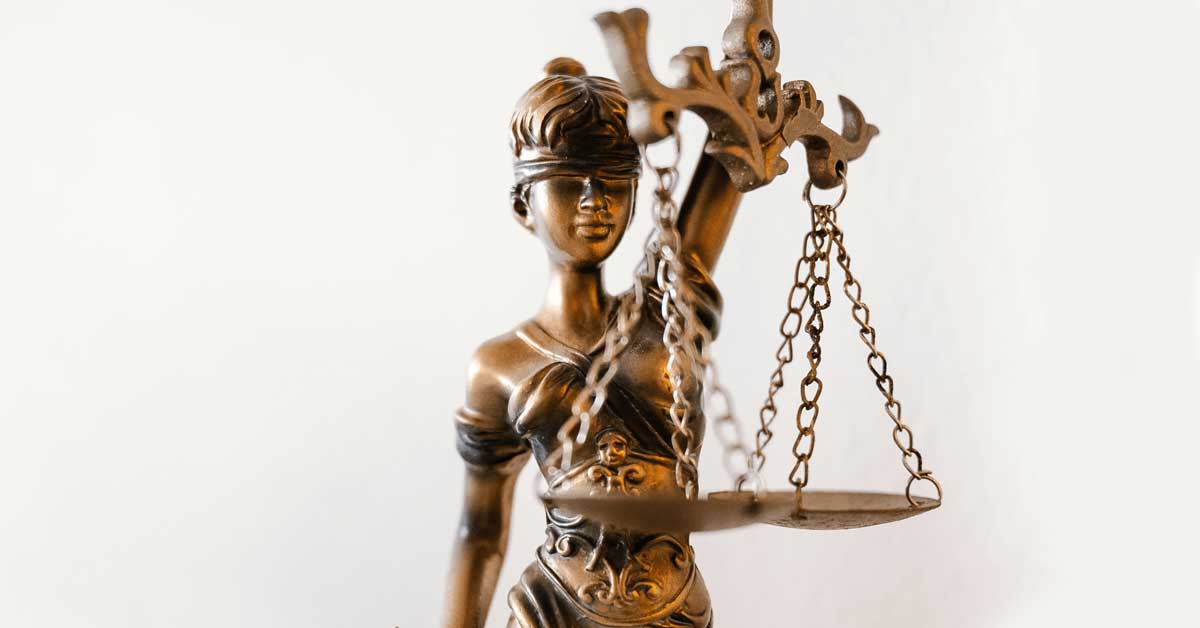 blind lady justice statue in law office picjumbo com 1 종신보험,단점,장점,장단점,해약,갈아타기,리모델링 종신보험의 단점과 숨은 장점들, 해약하기 전에 생각할 것들