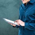 아이패드 태블릿을 쓰며 미소짓는 남자 smiling man with ipad tablet