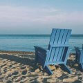 해변에 있는 한 쌍의 푸른 의자 a couple of chairs at the beach