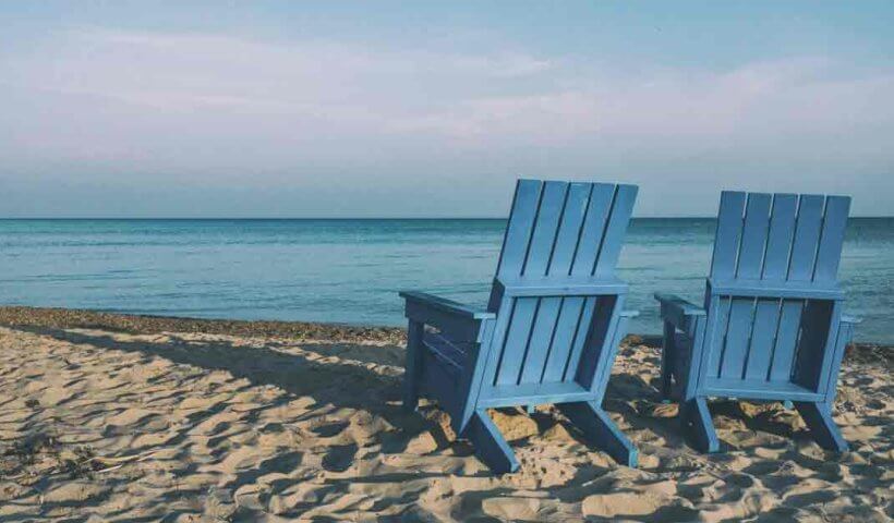 해변에 있는 한 쌍의 푸른 의자 a couple of chairs at the beach