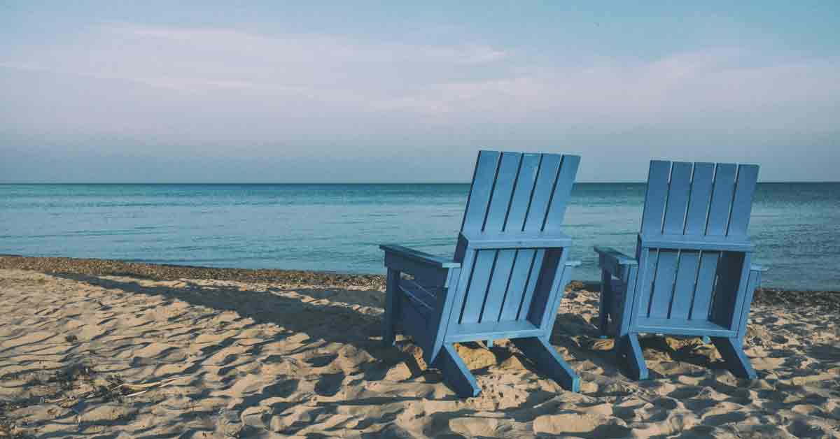 해변에 있는 한 쌍의 푸른 의자 a couple of chairs at the beach